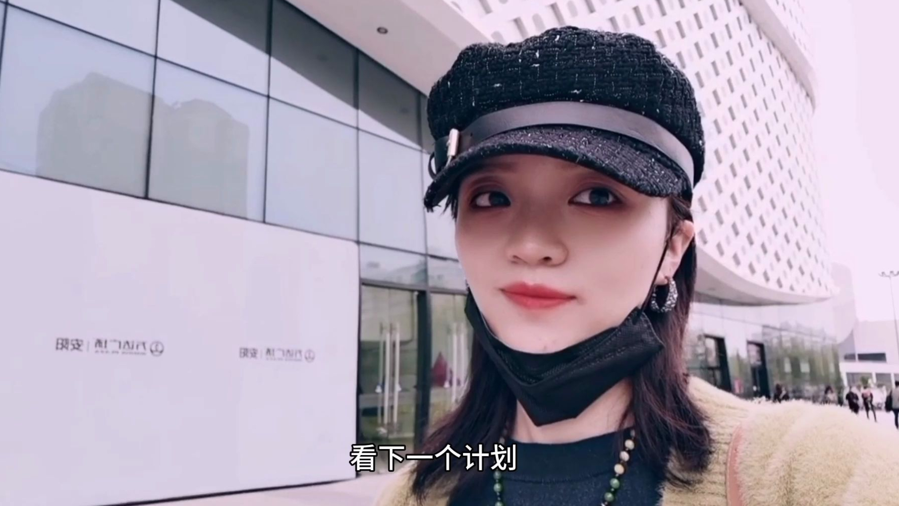 把书扔了,宅家妹子打扮后秒变潮流女神,逛商场回头率超高
